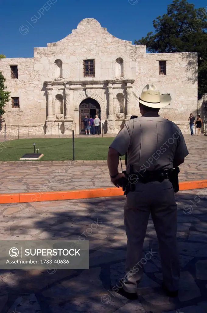 A State Trooper In Front Of The Alamo Fort San Antonio, Texas, Usa