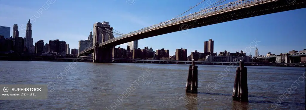 USA, looking towards Midtown Manhattan and Empire State Building; New York City, Panoramic shot of Brooklyn Bridge