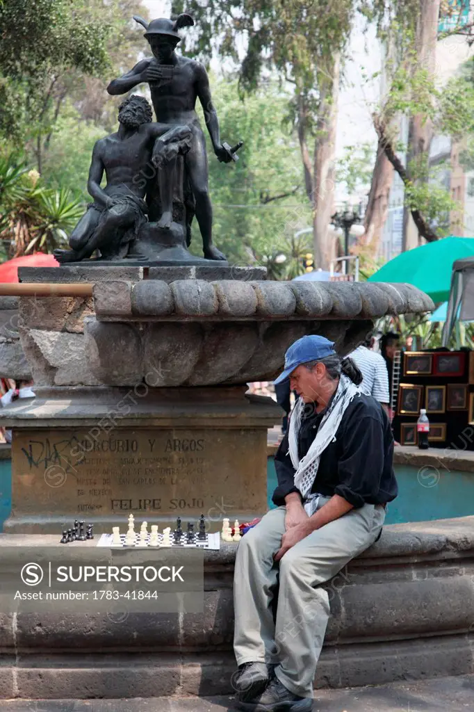Mexico, Chess player and fountain on Avenida Alvaro Obregon in fashionable Colonia Roma district; Mexico city