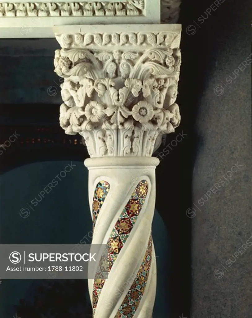 Italy, Campania, Salerno province, Ravello catherdal, pulpit by Nicola di Bartolomeo da Foggia, column and decorated capital, detail