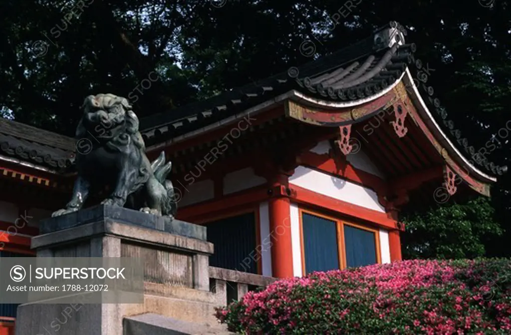 Japan, Kansai, Kyoto, Shintoist Temple Yasaka (Yasaka-jinja), architectural detail