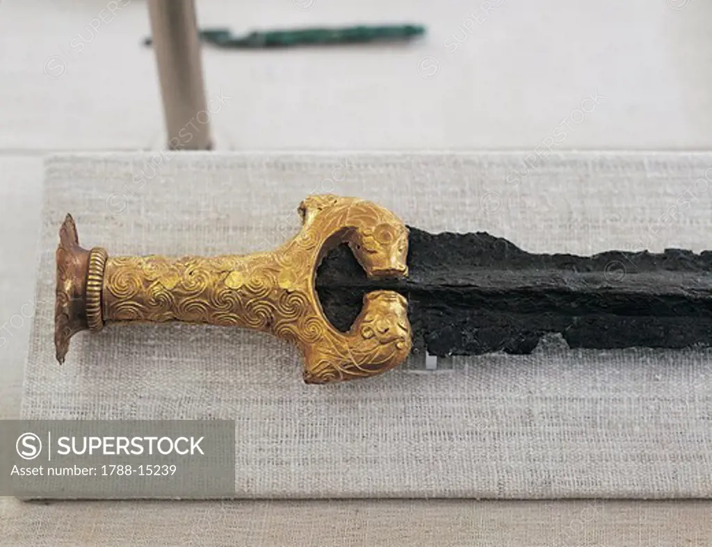 Gold hilt from sword, Second circle of Royal tombs at Mycenae, Goldsmith art