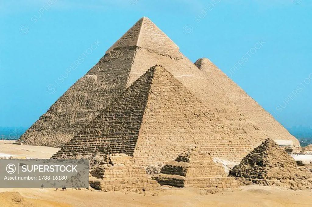 Egypt, Cairo, Ancient Memphis, Pyramids at Giza, Pyramid of Khafre (Chephren), enkaure (Mykerinus) and Khufu (Cheops)