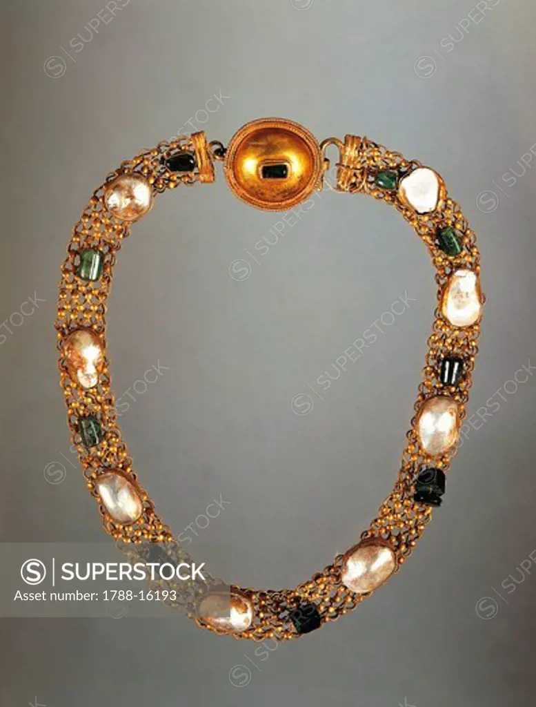 Roman civilization, gold, emeralds and semi precious stones necklace