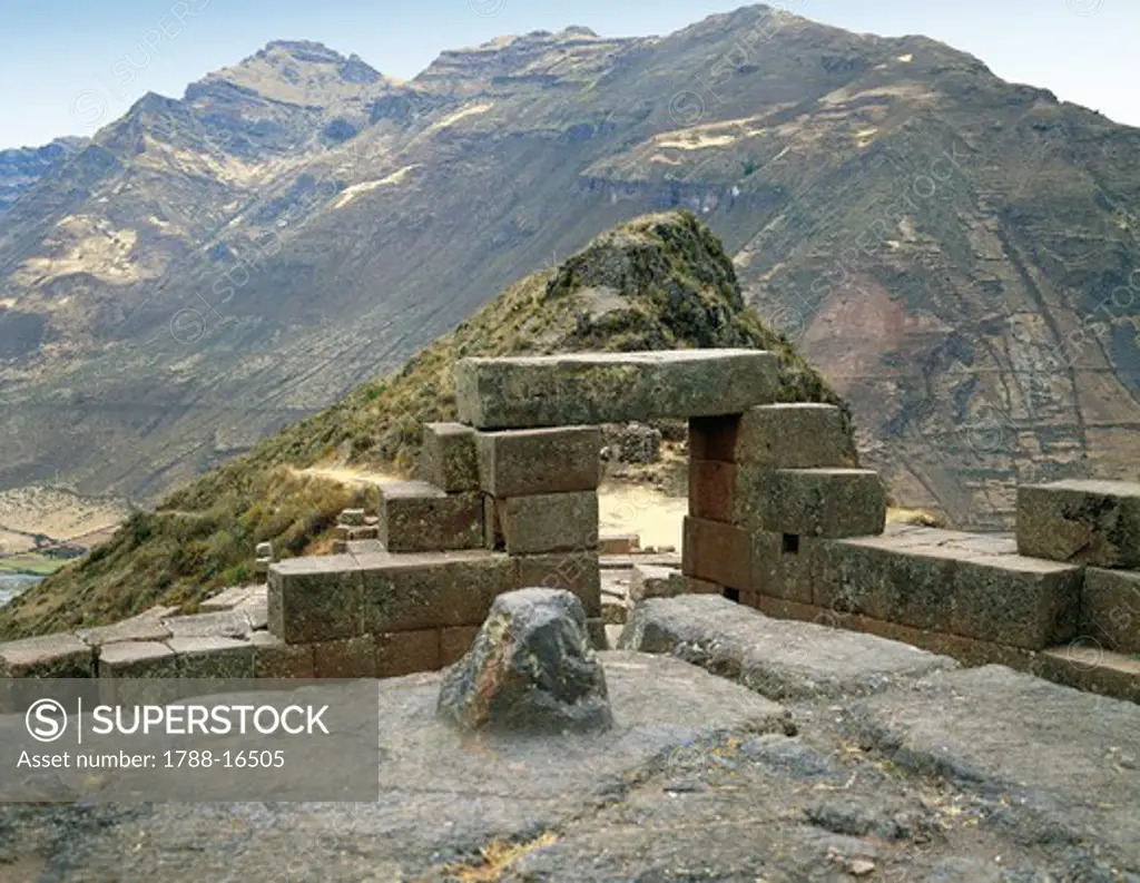 Peru, Cuzco, Urubamba,Inca archaeological site, Intihuatana astronomical observatory with circular stone and cylindrical pin (sundial)