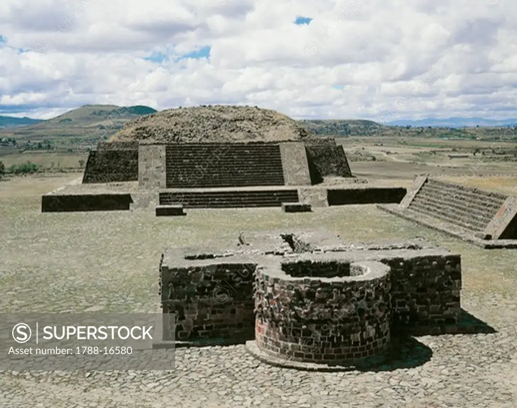 Mexico, Aztec archaeological site of Calixtlahuaca, Temple of Tlaloc and altar of the Skulls or Tzompantli