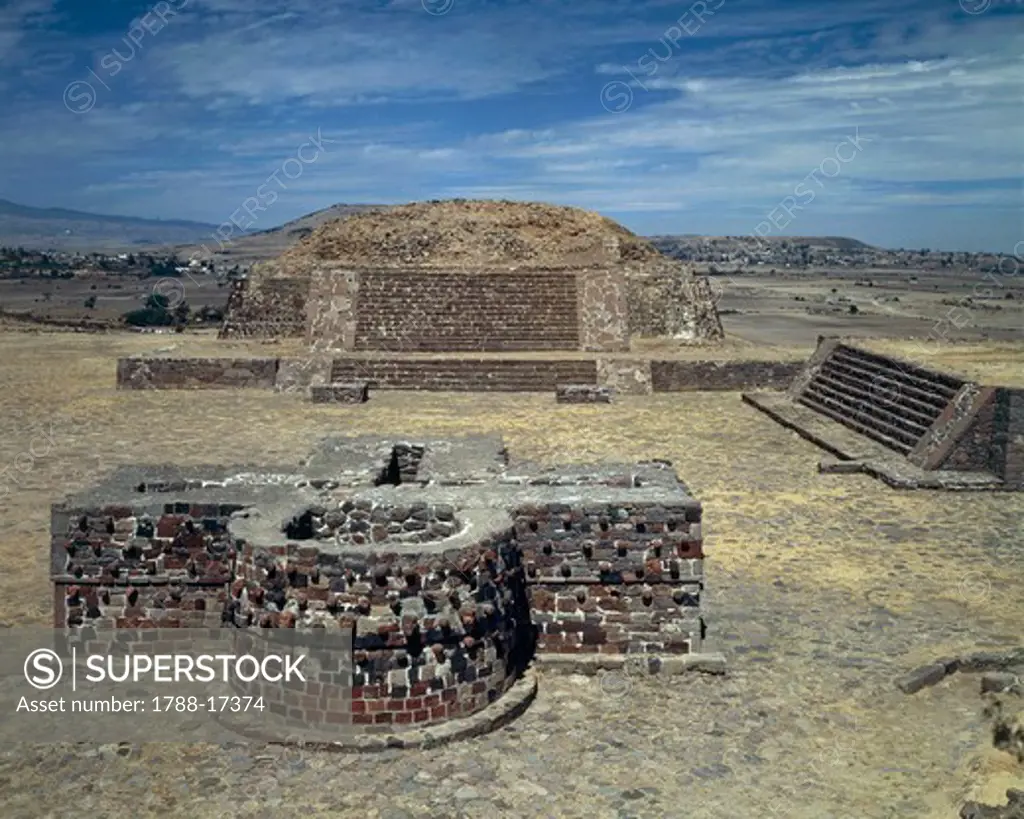 Mexico - Aztec archaeological site of Calixtlahuaca. Temple of Tlaloc and Altar of Skulls or Tzompantli, 14th century.