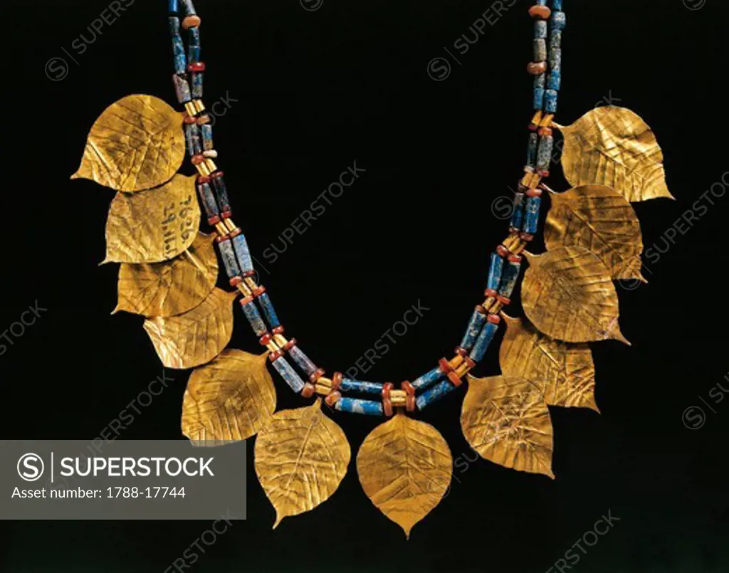 Lapislazuli necklace with gold pendants from Ur, Iraq, Detail, Sumerian civilization
