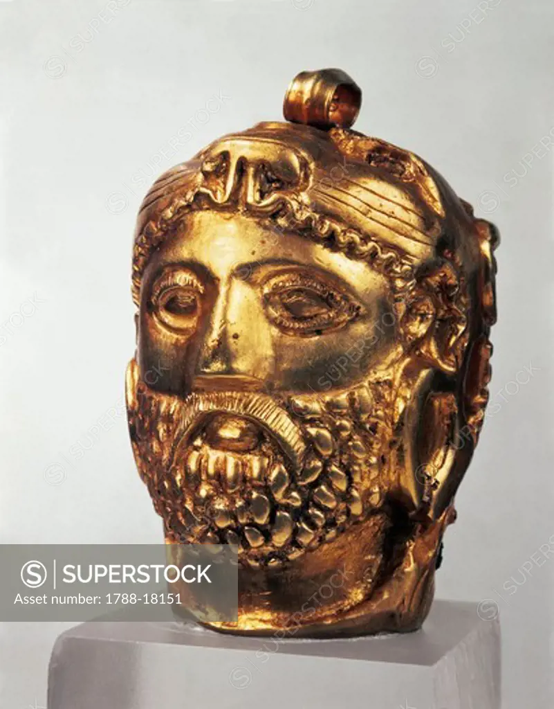 Gold pendant in shape of Heracles' head, from Derveni, Macedionia, Greece