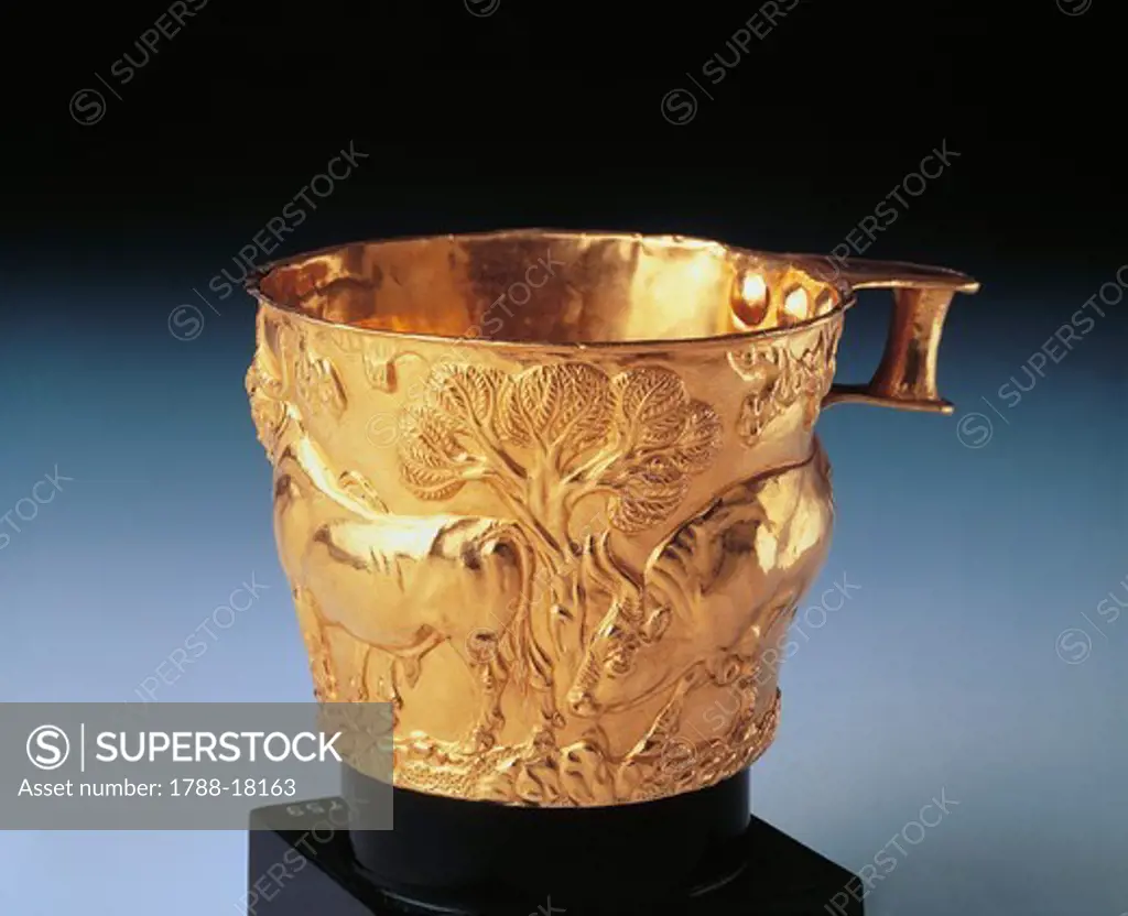 Gold bowl with bulls in relief, from tholos at Vaphio, Greece