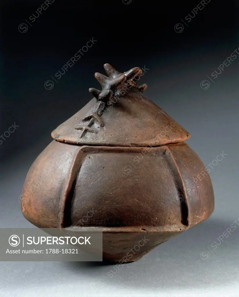 Hut-shaped urn with movable lid