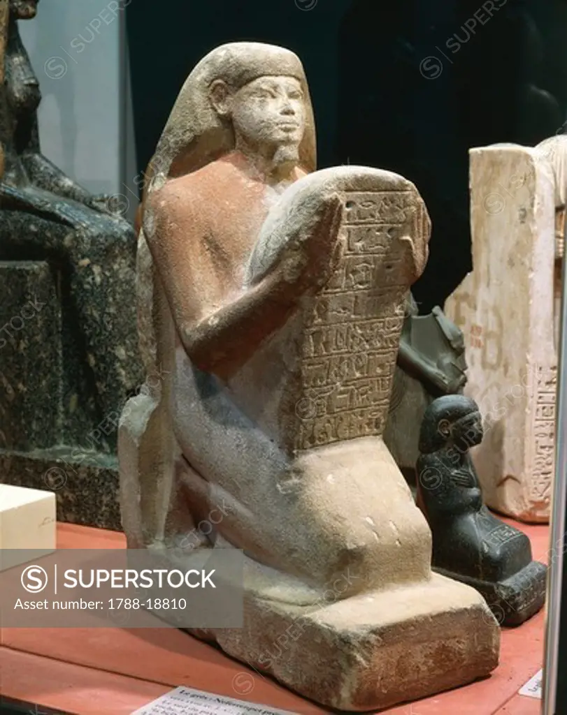 Gres statue of Nefferenpet holding stele
