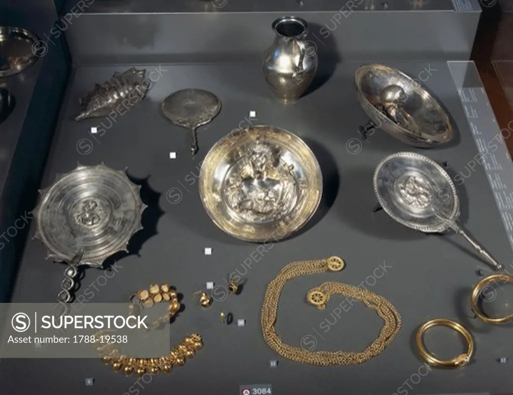 Boscoreale treasure, Gold and silver tableware, jewels and mirrors, From Boscoreale (province of Naples)