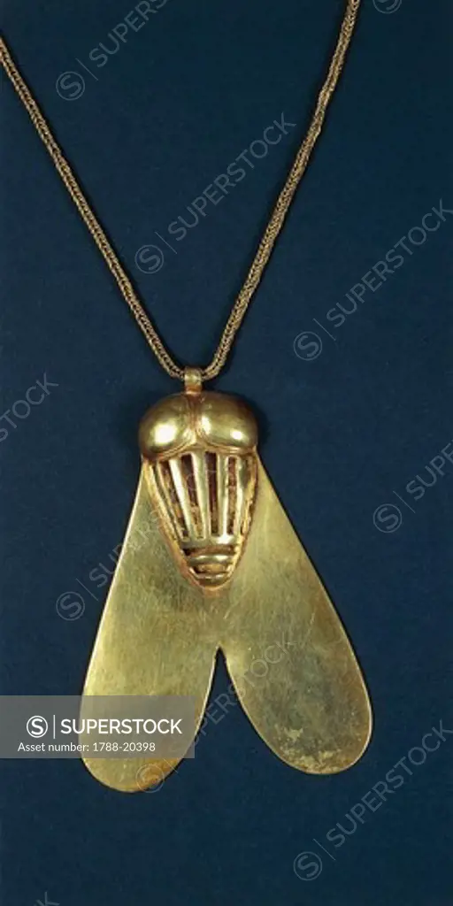 Necklace pendant made of gold in shape of a fly from Thebes, tomb of Queen Ahhotep