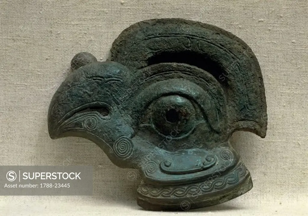 Sconce in the shape of a bird's head, green patinated bronze, eastern Chou (or Zhou) dynasty
