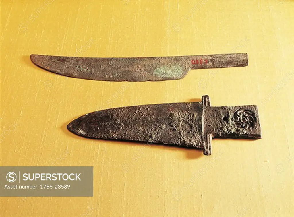 Japan, Honan, Cheng Chou, Dagger and engraved ko (halberd blade), found in 1954, Shang Dynasty, bronze