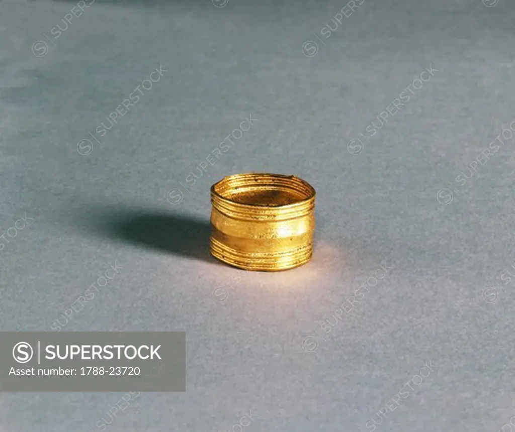 Finger ring, gold