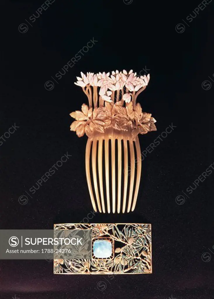 Comb with anemones by Rene Lalique (1860-1945)