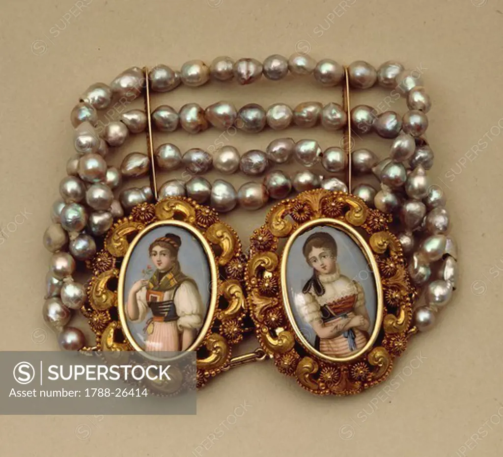 Goldsmith's art, 19th century. Baroque pearls bracelet, gold filigree clasp and Geneva enamel miniatures.