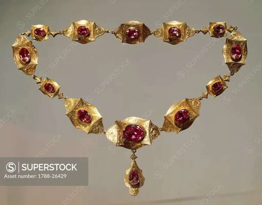 Goldsmith's art, 19th century. Gold and pink topaz necklace, around 1860.
