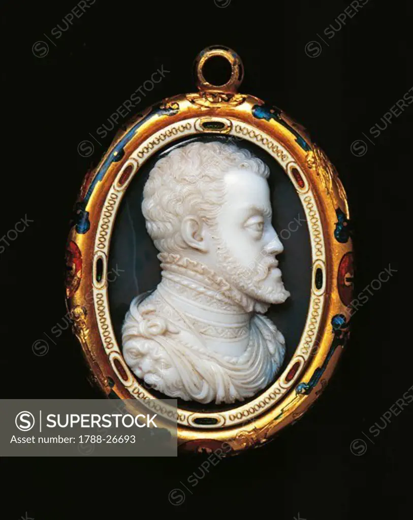 Goldsmith's art, Italy, 16th century. Jacopo da Trezzo (1515/1519 -1589), onyx double cameo set in enamelled gold, 1550-1557, cm. 4.2x3.35 cm. Front side with effigy of Philip II of Spain (1527-1598).