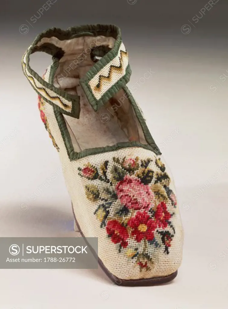Embroidery, England 19th century.Children's shoe, embroidered in silk small stitch on linen, with floral and geometric motif.