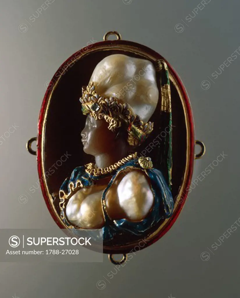 Goldsmith's art, Italy, 17th century. Enamelled gold jewel depicting bust of a woman, set with gems and baroque pearls, 55x40 mm.
