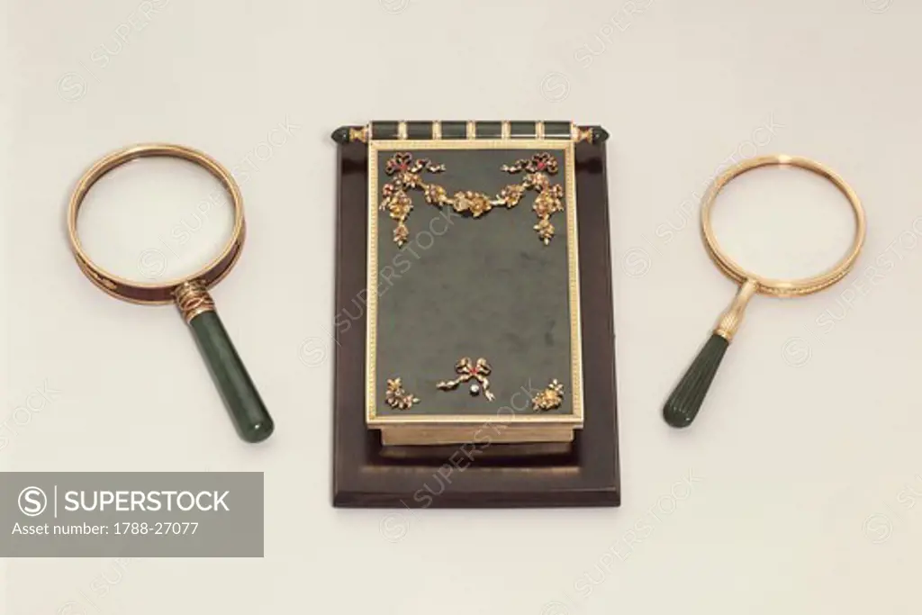 Goldsmith's art, 19th century. Jade, precious stones and gold desk set.