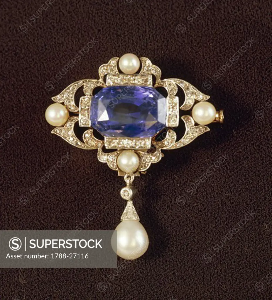 Goldsmith's art, 19th century. Gold brooch set with a sapphire, pearls and diamonds.