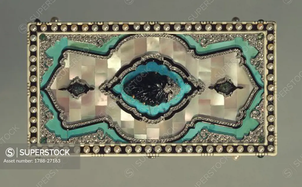 Goldsmith's art, France, 20th century. Cosmetics box with mother-of-pearl plaques, turquoises, emerald and rose-shaped platinum decorations, Cartier 1923.