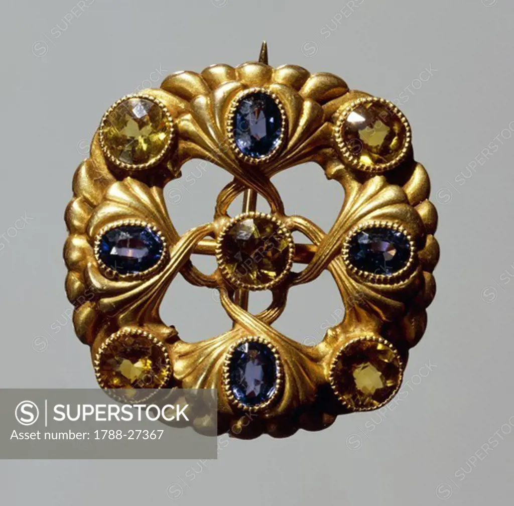 Goldsmith's art, France, 19th century. Gold brooch set with sapphires and beryls.