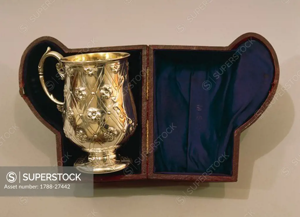 Silversmith's Art, England 19th century. Decorated silver mug with its case. London, 1862.