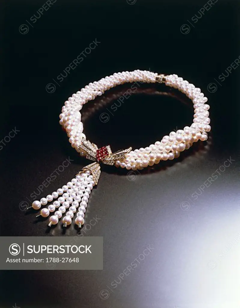 Goldsmith's art, 20th century. Pearl necklace.