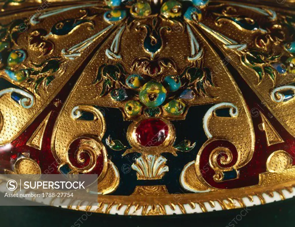 Goldsmith's art, France, 16th century. Heliotrope bowl with enamelled gold lid set with rubies. Height 10.9 cm. Detail of the lid decoration.