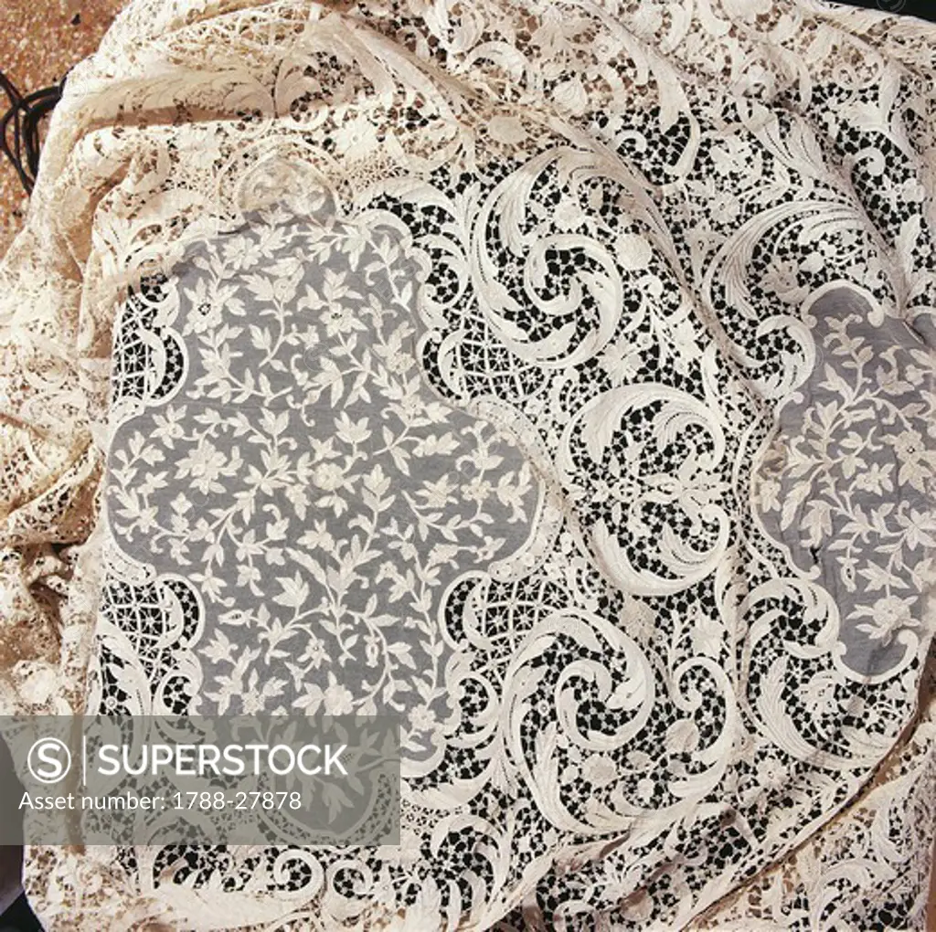 Laces, 20th century. Venice stitch (Punto Venezia) lace tablecloth with Burano stitches (Punto Burano) medallions.