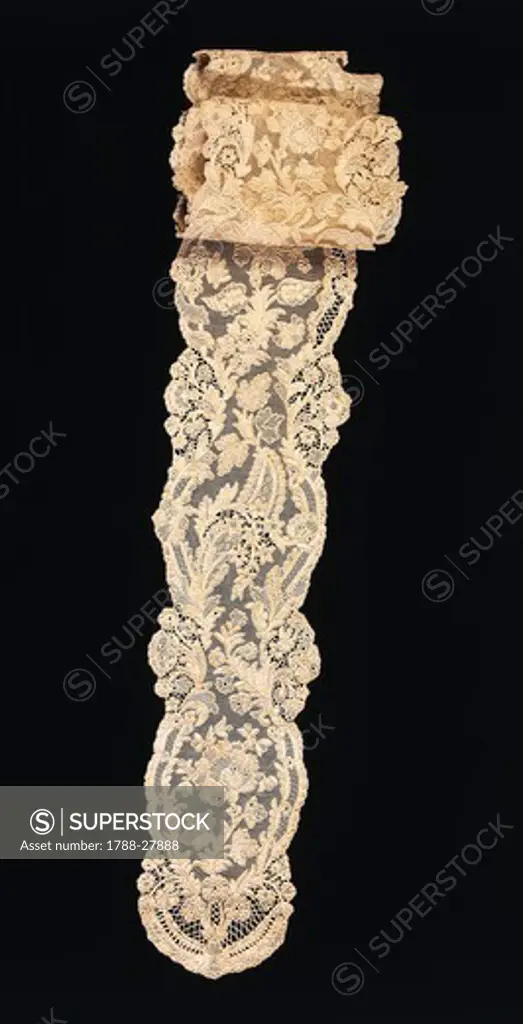 Laces, 19th century. Burano stitch (Punto Burano) lace barbola work. Copy from another one of 18th century.