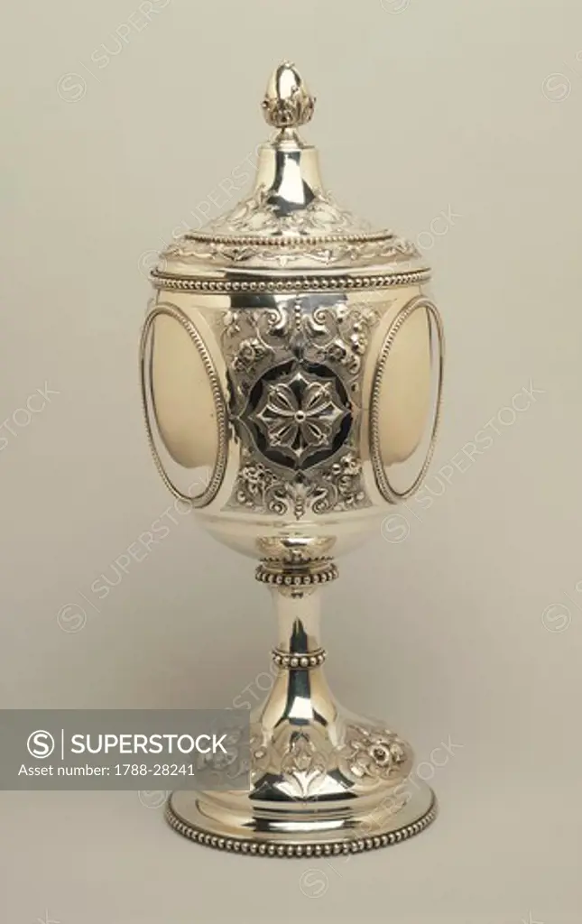 Silversmith's Art, England 19th century. Repousse silver cup with floreal motifs and parcel gilt interior. London, 1864.