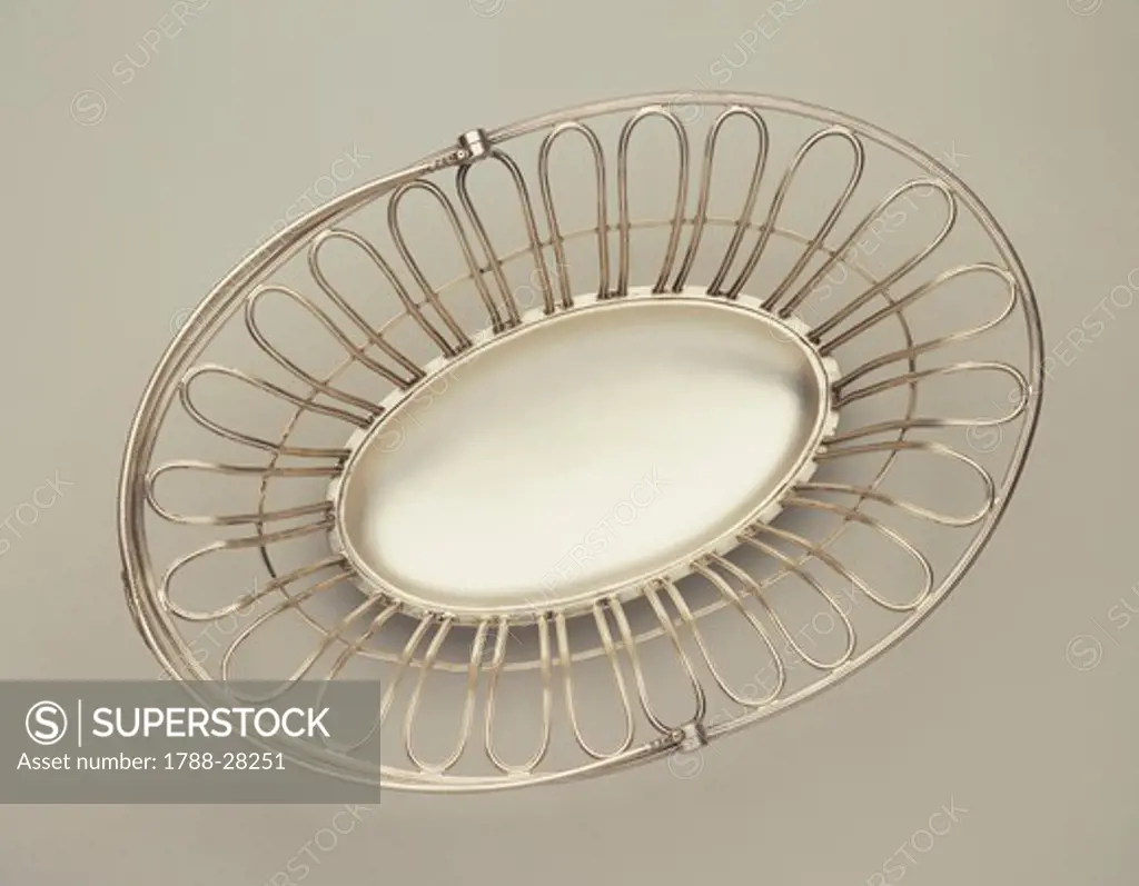 Silversmith's Art, Great Britain 18th century. Sheffield plate, oval basket with handle, 1780-90.