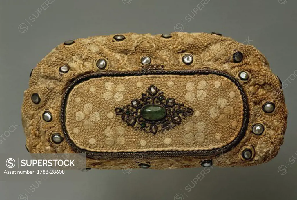 Goldsmith's art, Italy, 20th century. Mario Buccellati, night pochette purse in embroidered fabric with mother-of-pearl set in silver and gold collets, and ornamented with a cabochon cut emerald, 1940s.