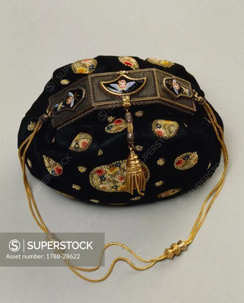 Goldsmith's art, Italy, 20th century. Mario Buccellati, night purse in embroidered fabric with clasp decorated with gold and enamels, circa 1930.