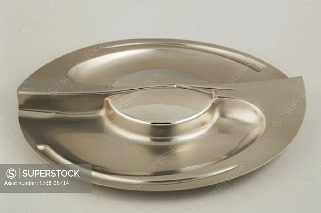 Silversmith's Art, Italy 20th century. Silver, horizontal and circular tray, design by Carmelo Cappello. Alessi manufacturing, 1972.