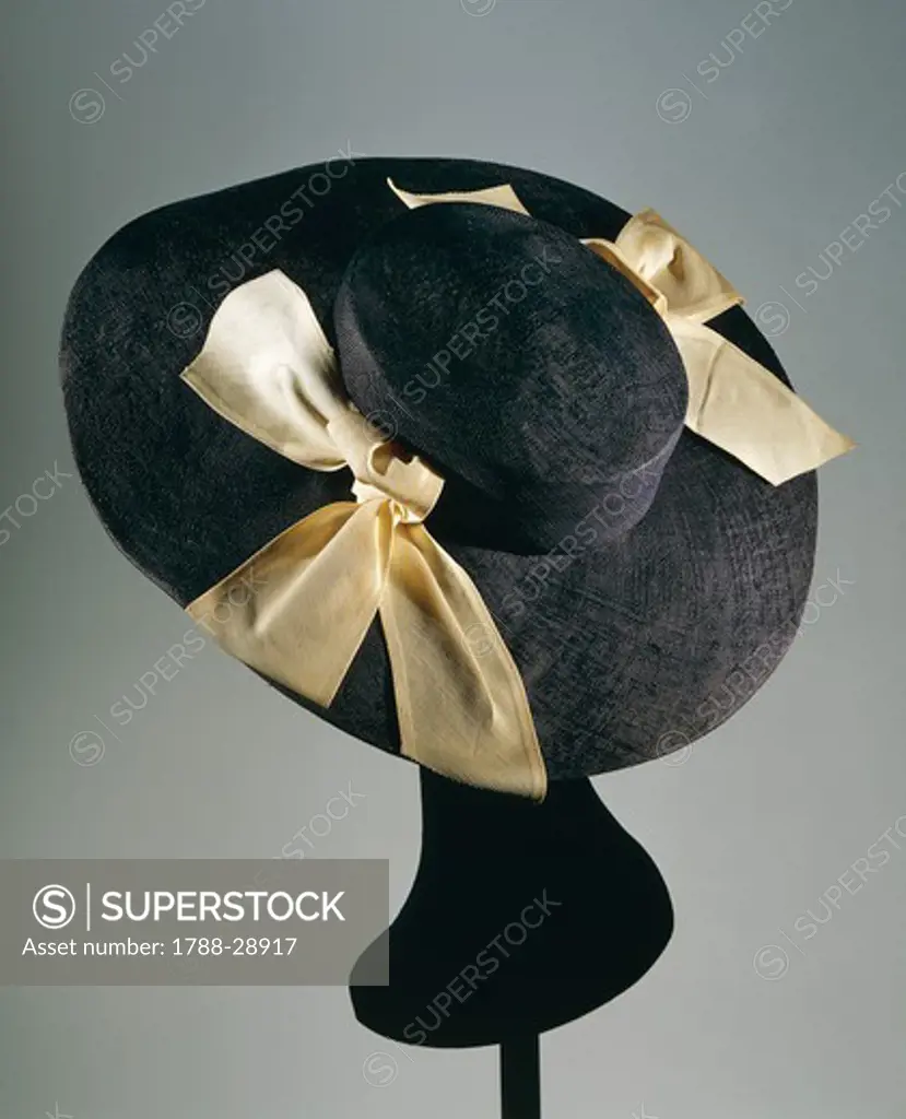 Fashion, 20th century. Women's black exotic straw Pamela hat, with beige bows on the crown, by Clelia Venturi. Rome, 1935.