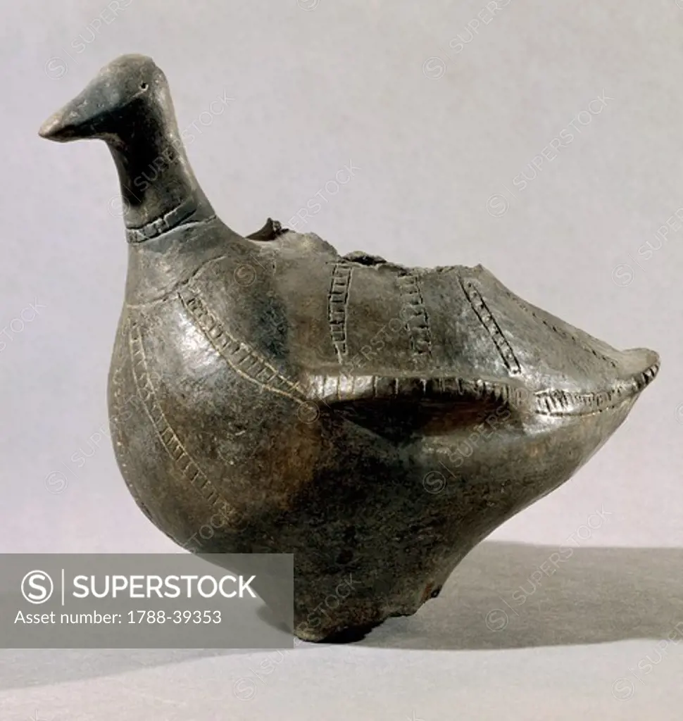 Prehistory, Hungary, Bronze Age. Hatvan culture. Bird-shaped clay vase. From Mondszent.