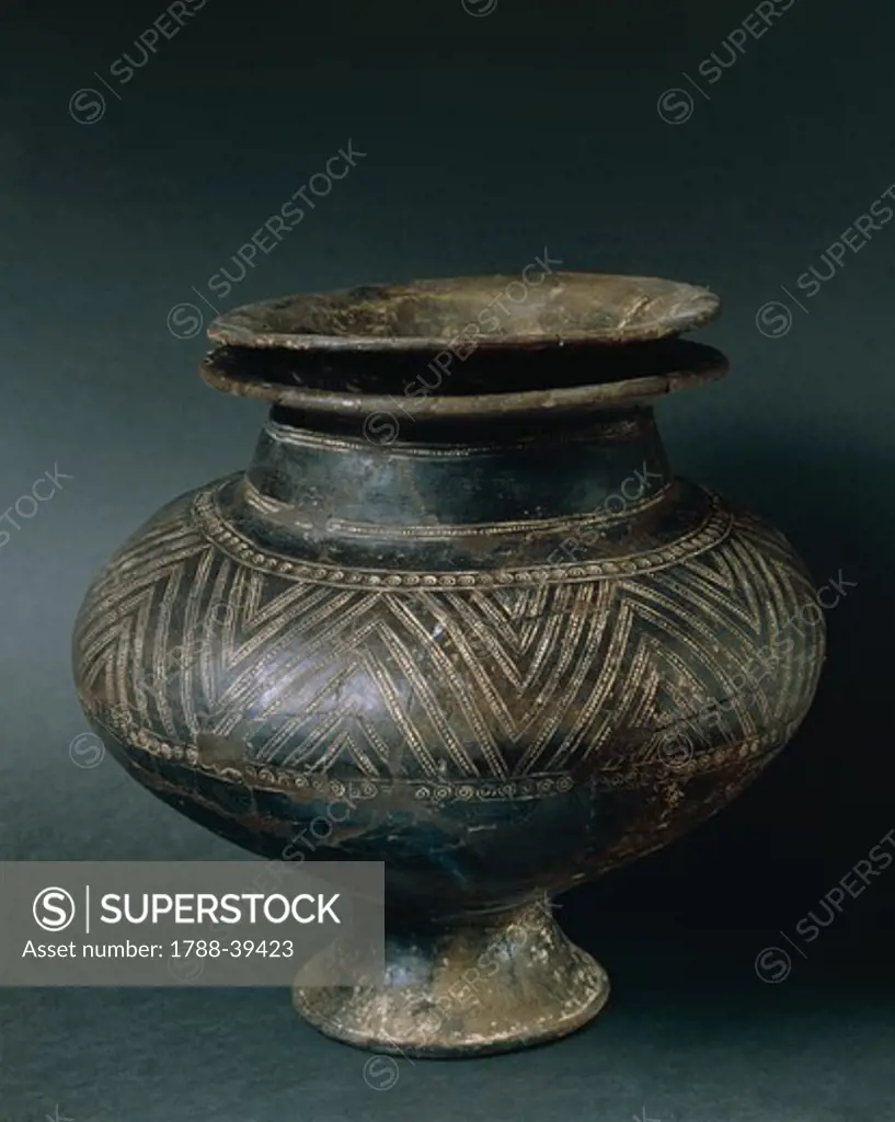 Italic civilizations, Piceni, 8th century b.C. Cinerary urn decorated with geometric pattern.
