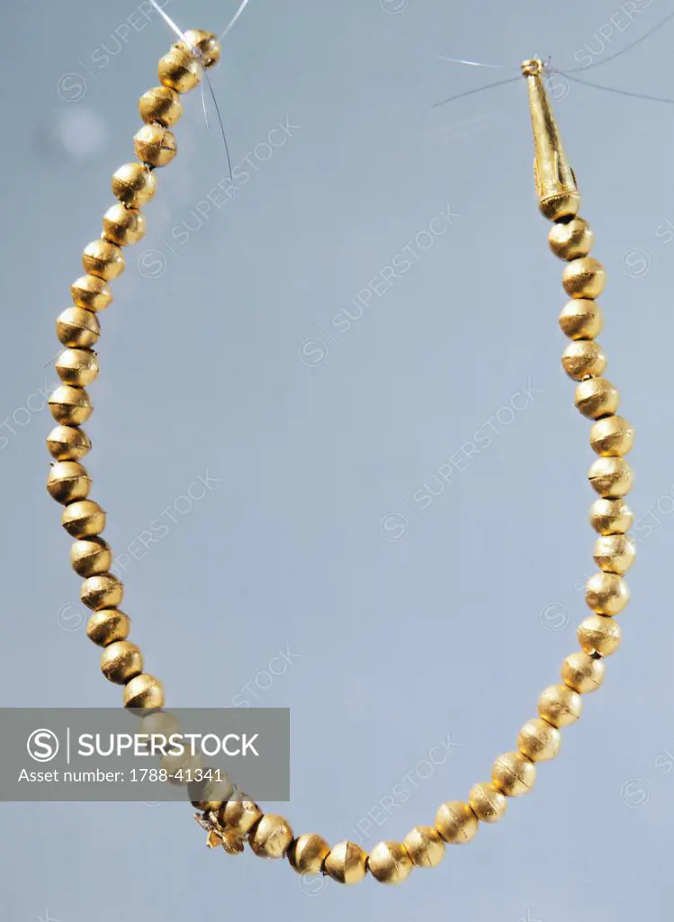 Gold bead necklace, Italy. Goldsmith art. Greek civilization, Magna Graecia.