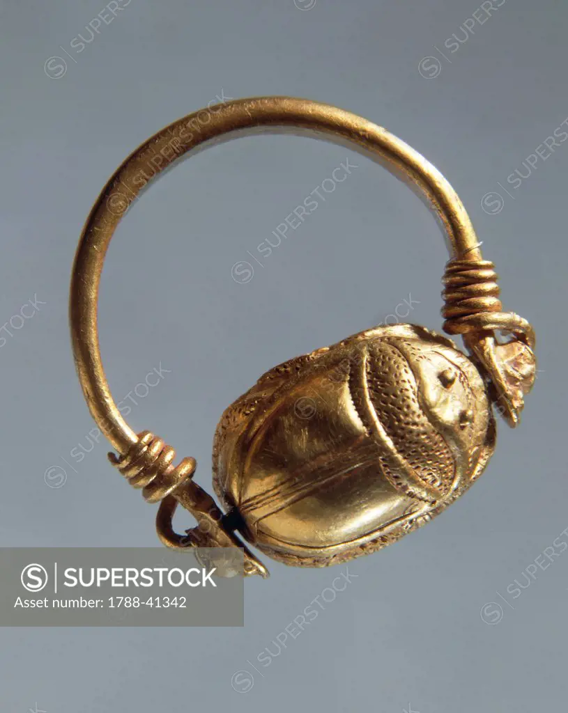 Gold ring depicting a scarab, Italy. Goldsmith art. Greek civilization, Magna Graecia.