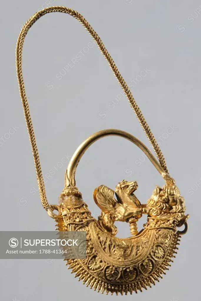 Gold earring from Volos (Greece). Goldsmith art, Greek Civilization, 4th-3rd Century BC.