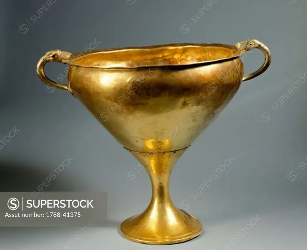 Gold chalice with dog heads on handles, from the Circle A of Mycenae (Greece). Goldsmith art, Mycenaean Civilization, 16th Century BC.