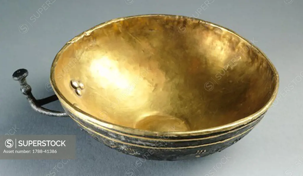 Gold cup from Tholos of Dendra, near Midea (Greece). Goldsmith art, Greek Civilization. ca 16th Century BC.