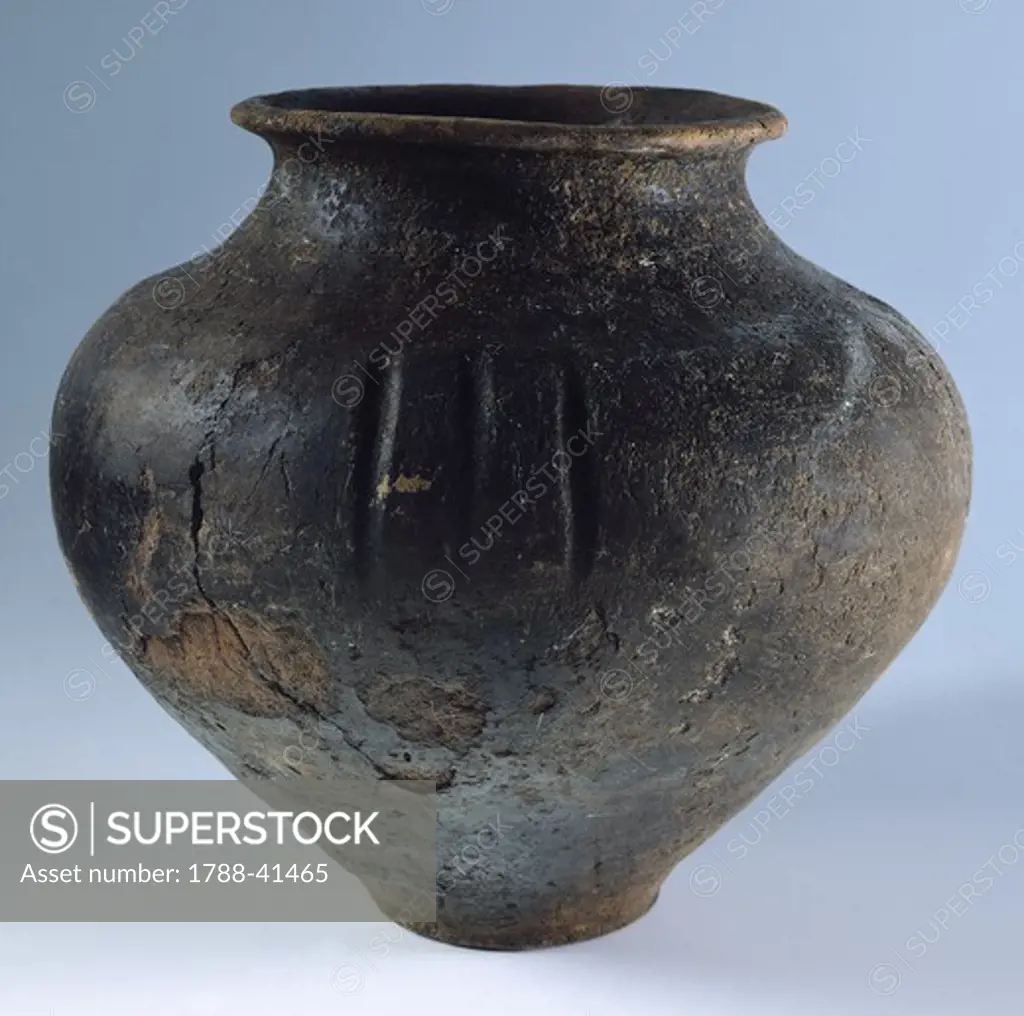 Decorated olla (pot), Ucraina. Cimmerian Civilization, 10th-8th Century BC.